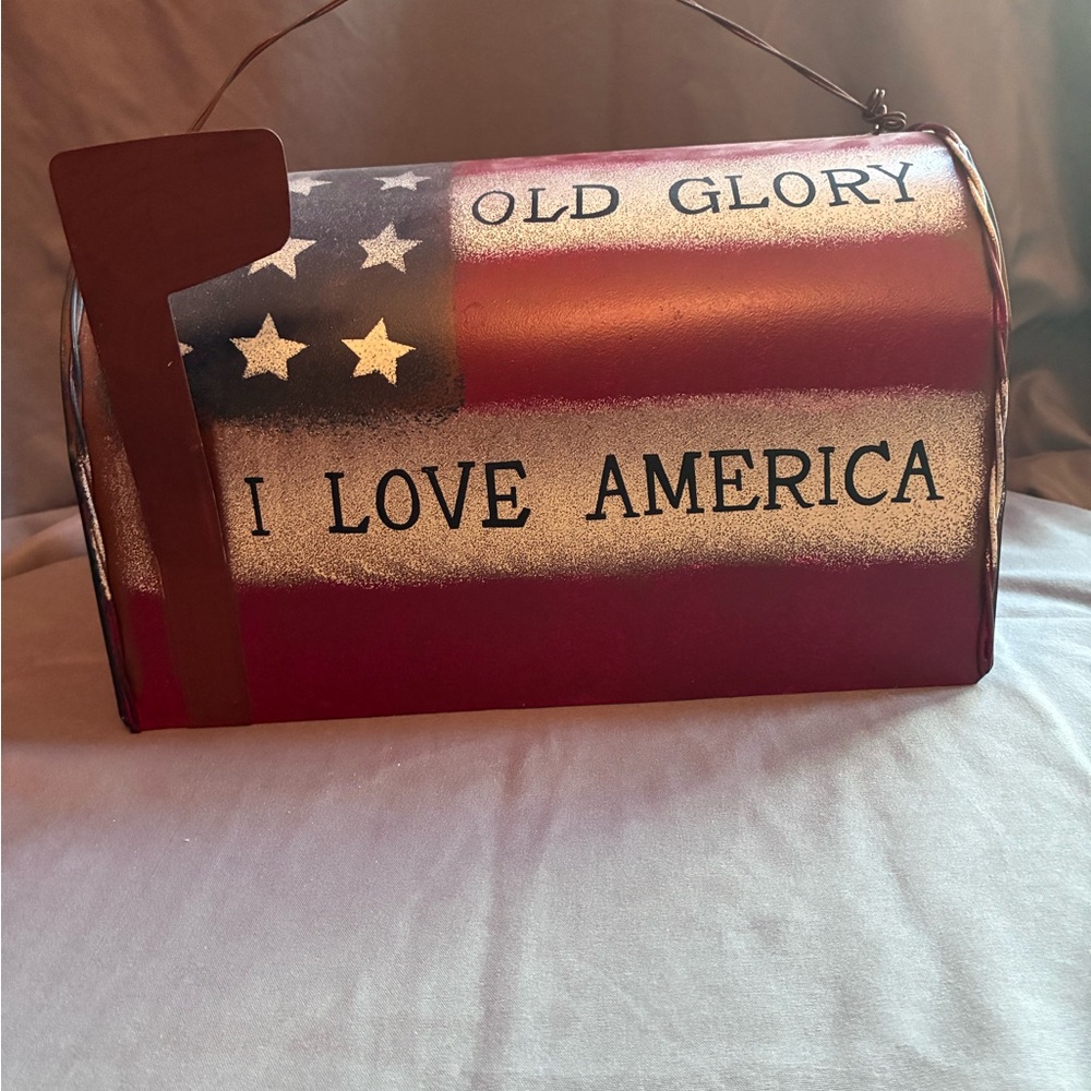 Patriotic 'I Love America' Decorative Mailbox Birdhouse - Red,White, lBlue - Picture 8 of 9